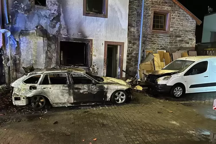 Auch drei geparkte Autos brannten aus.