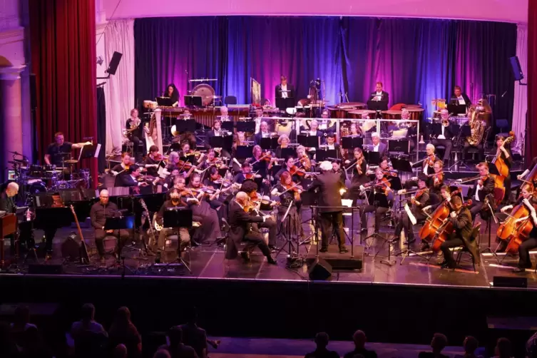 Gemeinsam bringen die Gruppe Vanden Plas und das Orchester des Pfalztheaters Kaiserslautern das Rockkonzert „Anima One“ von Günt