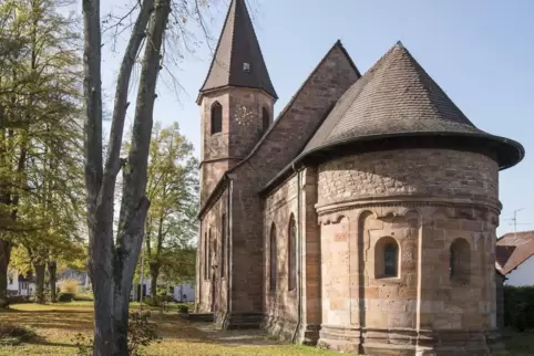 Los geht der Marsch an der Kirche in Vogelbach.
