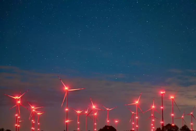 Auch die Lichter an Windenergieanlagen tragen zur „Lichtverschmutzung“ bei.