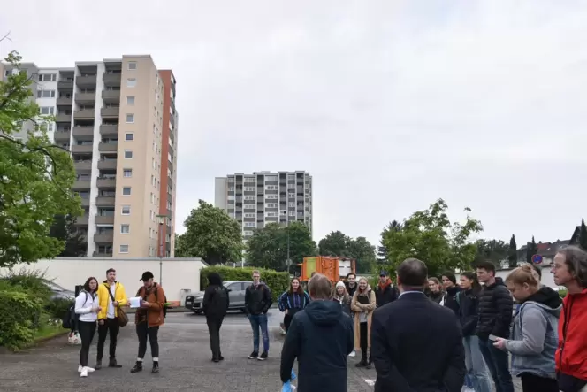 Typisch 60er-Jahre: Mit Fotos, Skizzen und Notizen halten die Studierenden der TU Kaiserslautern bei ihren Rundgängen im Pilgerp Typisch 60er-Jahre: Mit Fotos, Skizzen und Notizen halten die Studierenden der TU Kaiserslautern bei ihren Rundgängen im Pilgerp
