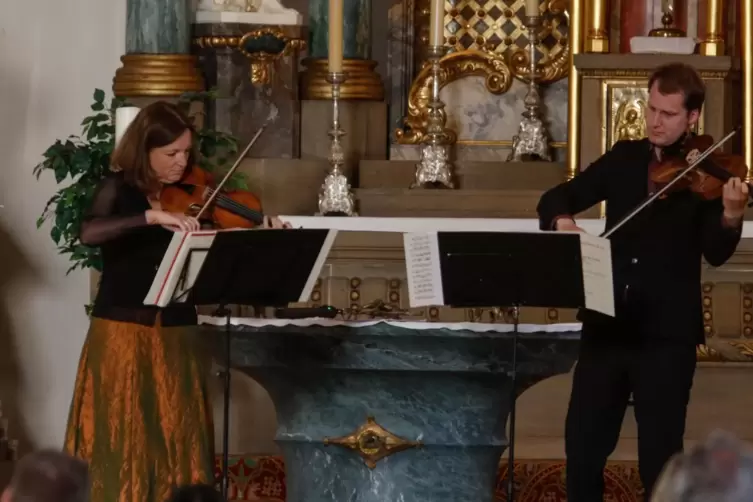 Die hohe Kunst des kammermusikalischen Zusammenspiels: Annette Seyfried (Violine) und Lucas Freund (Viola) von der Jungen Streic
