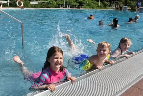 Spaß im Wachenheimer Freibad hatten auch Lena, Aljoscha und Lina.