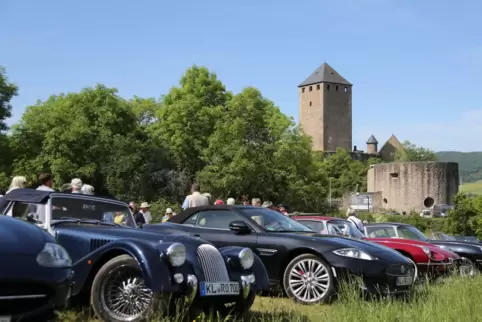Hingucker schon vor den Burgtoren: Ein saarländischer Roadster-Club ist gekommen.