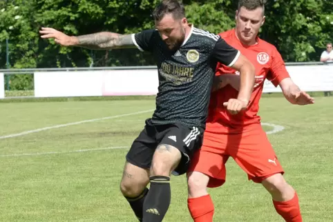 Derby-Zweikampf: Niederkirchens Stürmer Pascal Beyer (rechts) gegen Maikammers Fabian Ortlieb.