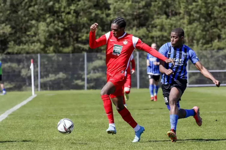 Zweimal traf er für die U21 des 1. FCK im Spiel gegen die TSG Pfeddersheim: Phinees Bonianga (links). Das Bild zeigt ihn in der 