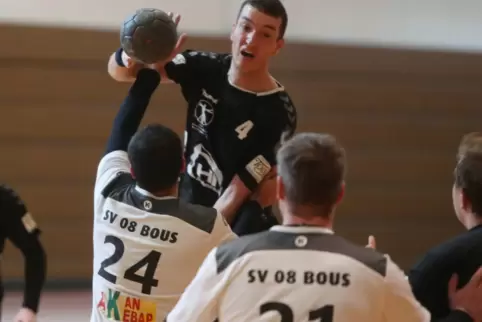 Stefan Marx brachte die HWE mit dem 10:10-Ausgleich gegen RW Schaumberg wieder heran. Am Ende siegte sein Team 22:21. 