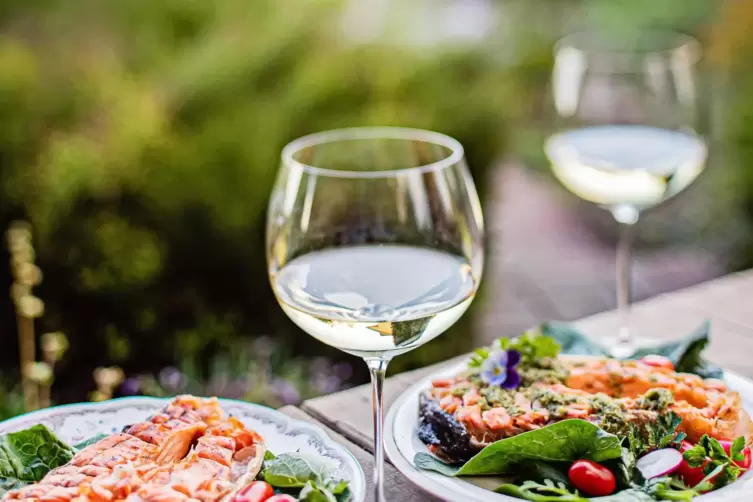 Perfektes Paar im Frühling: gegrillter Lachs mit Sauvignon Blanc. 