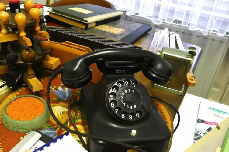 Wie in einem Hitchcock-Film: Nur, dass das Telefon im Stadtwerke-Archiv steht und bis heute angeschlossen ist. 