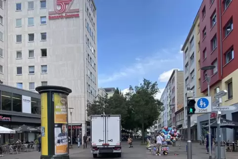 Durch die Fußgängerzone in der Bismarckstraße fahren immer wieder Fahrzeuge.