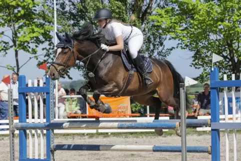 Cara Brillinger vom PZRRV Heddesheim gewinnt mit Cool Fricka das A**-Springen mit Stechen beim Turnier des RFV Bundenbacherhöhe 