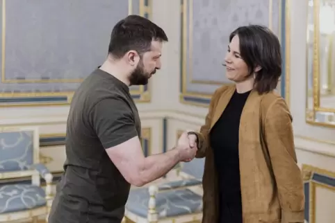 Neue Stilikone: Ukrainischer Präsident Selenskyj im Unterhemd beim Besuch von Außenministerin Baerbock. Neue Stilikone: Ukrainischer Präsident Selenskyj im Unterhemd beim Besuch von Außenministerin Baerbock.