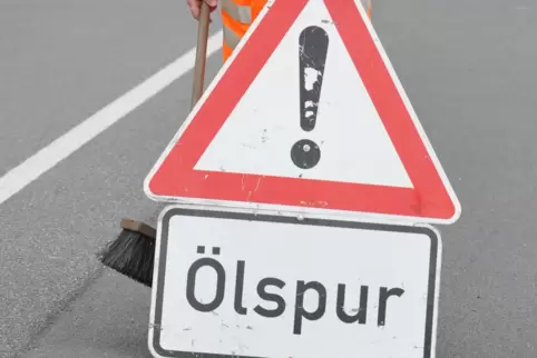 Die Reinigung der Fahrbahn dauerte etwa zwei Stunden. 
