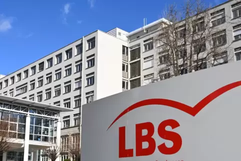 Das Logo der Bausparkasse der Sparkassen vor der Hauptverwaltung in Stuttgart.