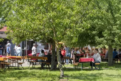 Auch auf dem Bauernhof Kehrt suchen die Besucher am Wochenende schatten vor der Sonne. 