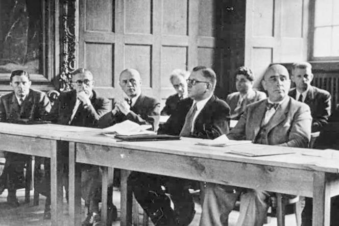 Peter Altmeier (rechts) mit seinem ersten Kabinett: Jakob Steffan, Adolf Süsterhenn und Fritz Neumayer ( vorne von rechts). In d
