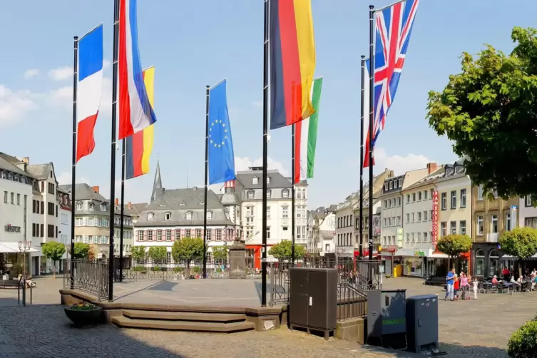 Klares Bekenntnis zum geeinten Europa: Flaggen auf dem Marktplatz in Mayen. Die Aufnahme stammt von 2011 – deshalb ist der briti