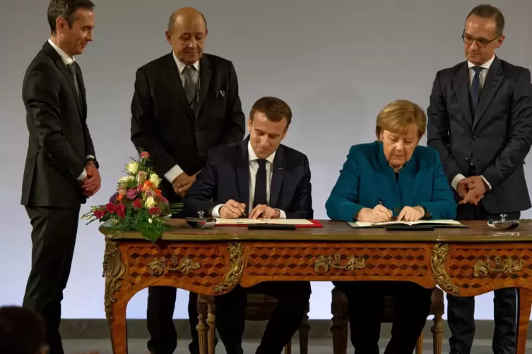 Ein Segen f&uuml;r den Grenzverkehr: Die Unterzeichnung des Aachener Vertrages 2019 durch Emmanuel Macron und Angela Merkel. Dahinter