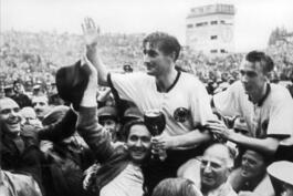  Fritz Walter nach dem Sieg im WM-Finale 1954 in Bern.