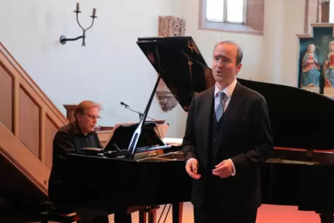 Keine Nuance von Beiläufigkeit: Tenor Georg Poplutz und Pianist Hilko Dumno.