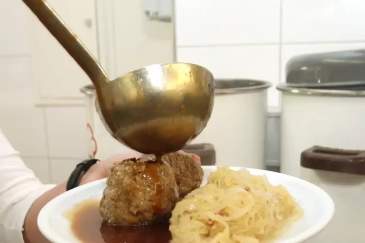 Waldfest-Klassiker, hier in Schifferstadt: deftiges Essen ... 
