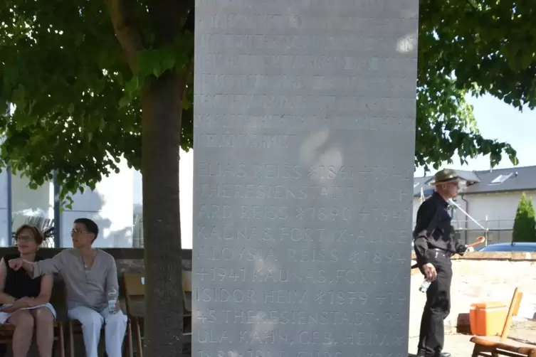 Die Namen der Opfer sind auf der Stele nun verewigt.