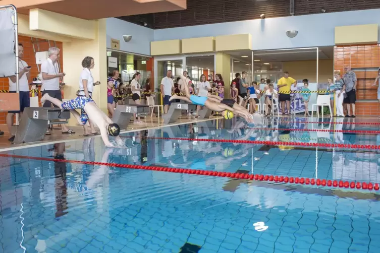 Spiegelglatt ist das Wasser, bis die ersten Wettkampfschwimmer mit einem Kopfsprung im Becken landen. 