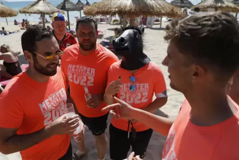 Mitglieder der DJK Rehde am Strand von Arenal.