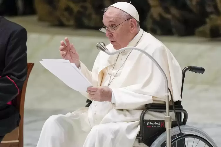 Der Papst hat seit Monaten Probleme mit dem Knie. 