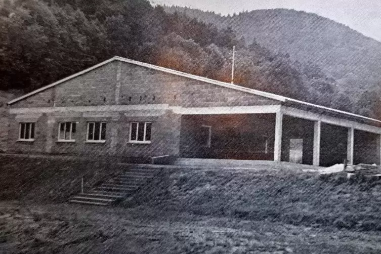 Das heutige Dorfgemeinschaftshaus wurde in den 70er-Jahren gr&ouml;&szlig;tenteils in Eigenleistung der Vereinsmitglieder als Vereinsheim e