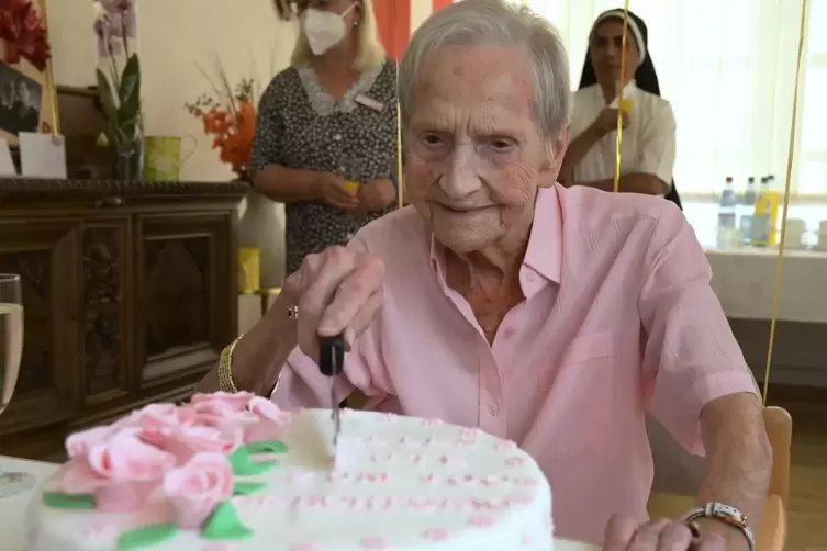 Berta Dressler schneidet die Torte zu ihrem 100. Geburtstag an. 
