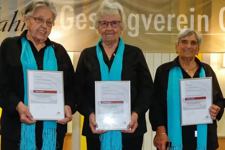 Gertrud Mühlberger, Trude Lutz und Renate Balzer wurden für langjährige Mitgliedschaft geehrt. 