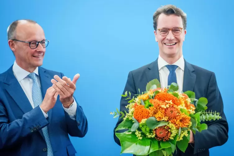 Blumen für den Gewinner: CDU-Spitzenkandidat Hendrik Wüst (rechts) mit CDU-Chef Friedrich Merz am Tag nach der NRW-Wahl.