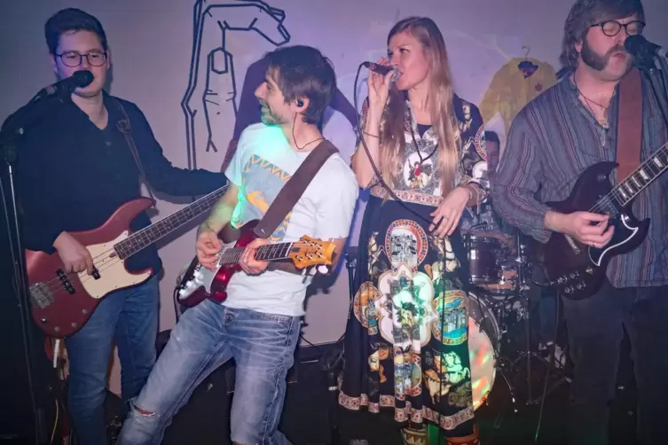 Die Band B.I.R.D. aus Hauenstein kommt nach Pirmasens, um die Gäste im Lager 14 ins Jahr 1969 zurück zu katapultieren. 