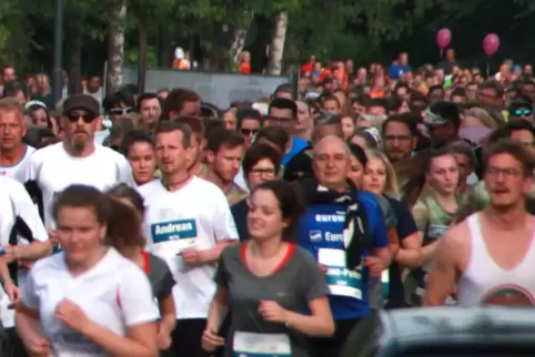Die Läufer 2018 auf der Landauer Eichbornstraße. 