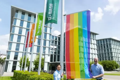 Fahne in Regenbogenfarben vor dem BASF-Stammwerk.