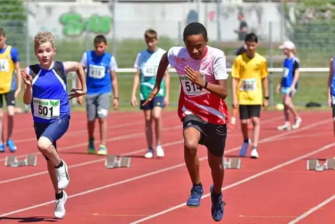 75-Meter-Sprint: Adrian Josef Anders (Startnummer 514) von AC Ludwigshafen.