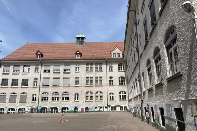 1912 gebaut: Zeppelinschule zwischen Neuffer- und Zeppelinstraße. Hier der Blick vom Pausenhof. 1912 gebaut: Zeppelinschule zwischen Neuffer- und Zeppelinstraße. Hier der Blick vom Pausenhof.
