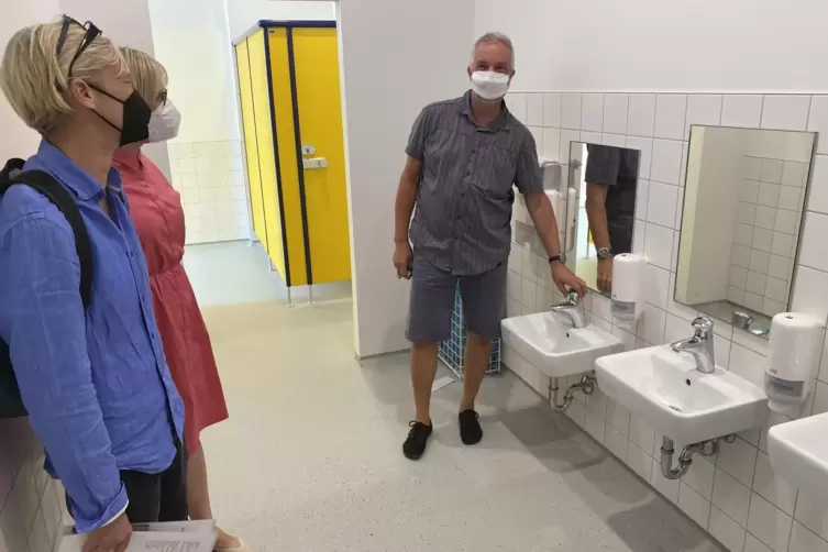 K&uuml;rzlich erneuert: WC-Anlage. Rektor Wolfgang Braunstein zeigt sie Ilona Bast (links) und Stefanie Seiler. 