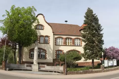Hat bald als Schulgebäude ausgedient: der denkmalgeschützte Bau am Roten Platz.