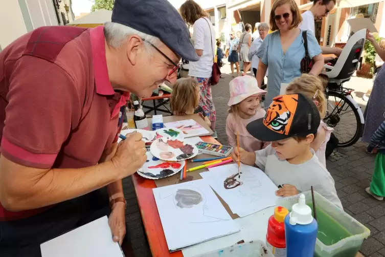 In Aktion: Kinder malen beim Weltladen, hier unter Aufsicht von Künstler Oliver Schollenberger. 