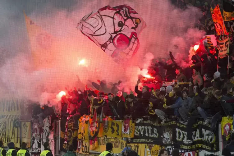Bereits w&auml;hrend der Begegnung hatten die Dresdner &bdquo;Fans&ldquo; in ihrem Block randaliert und Pyrotechnik gez&uuml;ndet.