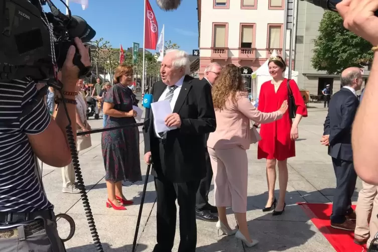 Umringt von Pressevertretern: Bernhard Vogel in Mainz. 