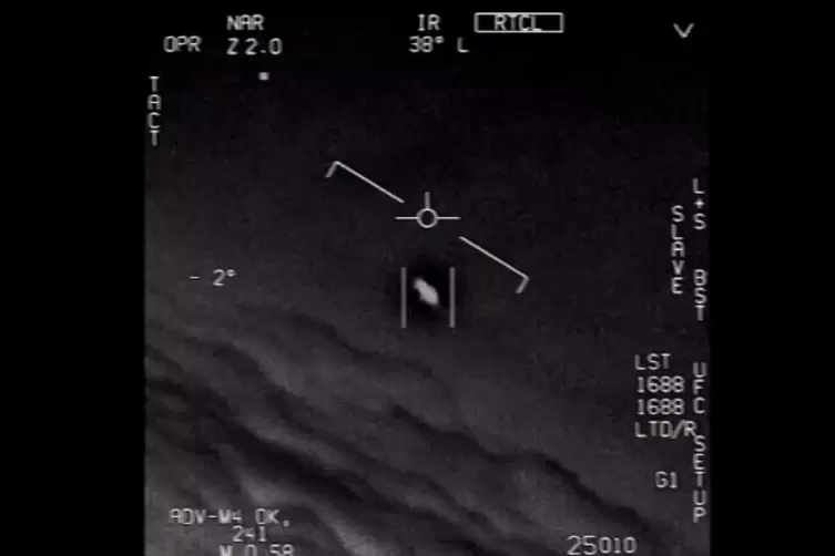 Das Standbild eines vom US-Verteidigungsministerium veröffentlichten Videos zeigt ein Unidentifiziertes Flugobjekt, das von Pilo