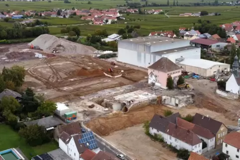 Unser Foto von Oktober 2021 zeigt das Baugelände. Die Halle oben rechts im Bild soll nun abgerissen werden. 