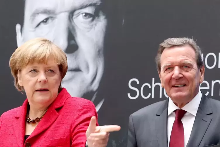 Angela Merkel (CDU) und Gerhard Schröder (SPD) verfügen als ehemalige Regierungschefs noch über Büros, die der Bund stellt. Bei 