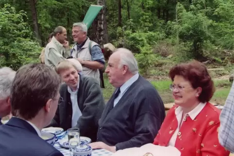 Zu Tisch mit Altkanzler Helmut Kohl saßen Fortsamtsleiter Bernd Rose und die damalige CDU-Bundestagsabgeordnete Anita Schäfer, d