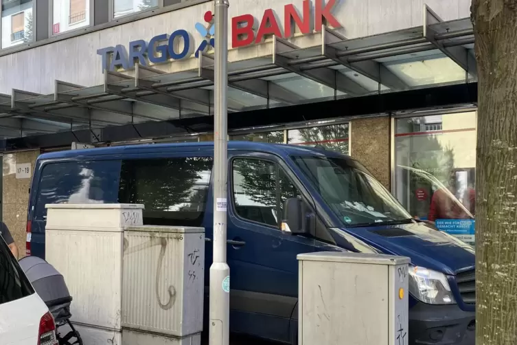 Heute schon verboten: Kleinbus auf dem Gehweg. 