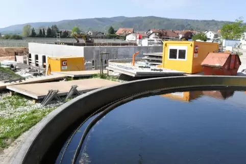 Blick vom alten Nachklärbecken vorne auf das neue Belebungsbecken, das dahinter entsteht. 