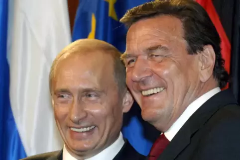 Mögen sich offensichtlich: Ex-Kanzler Gerhard Schröder (rechts) und Russlands Präsident Wladimir Putin. Hier bei einer Begegnung
